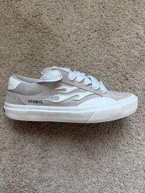 Straye Flame Suede Skate Shoes Mens 8 Womens 9.5 Low Top Sneakers Grey White
